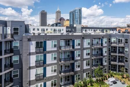 Explore Cozysuites Indy From An Urban Oasis In Market East Indianapolis Dış mekan fotoğraf